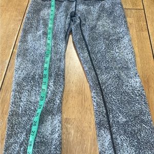 Beautiful lululemon Capri size 10